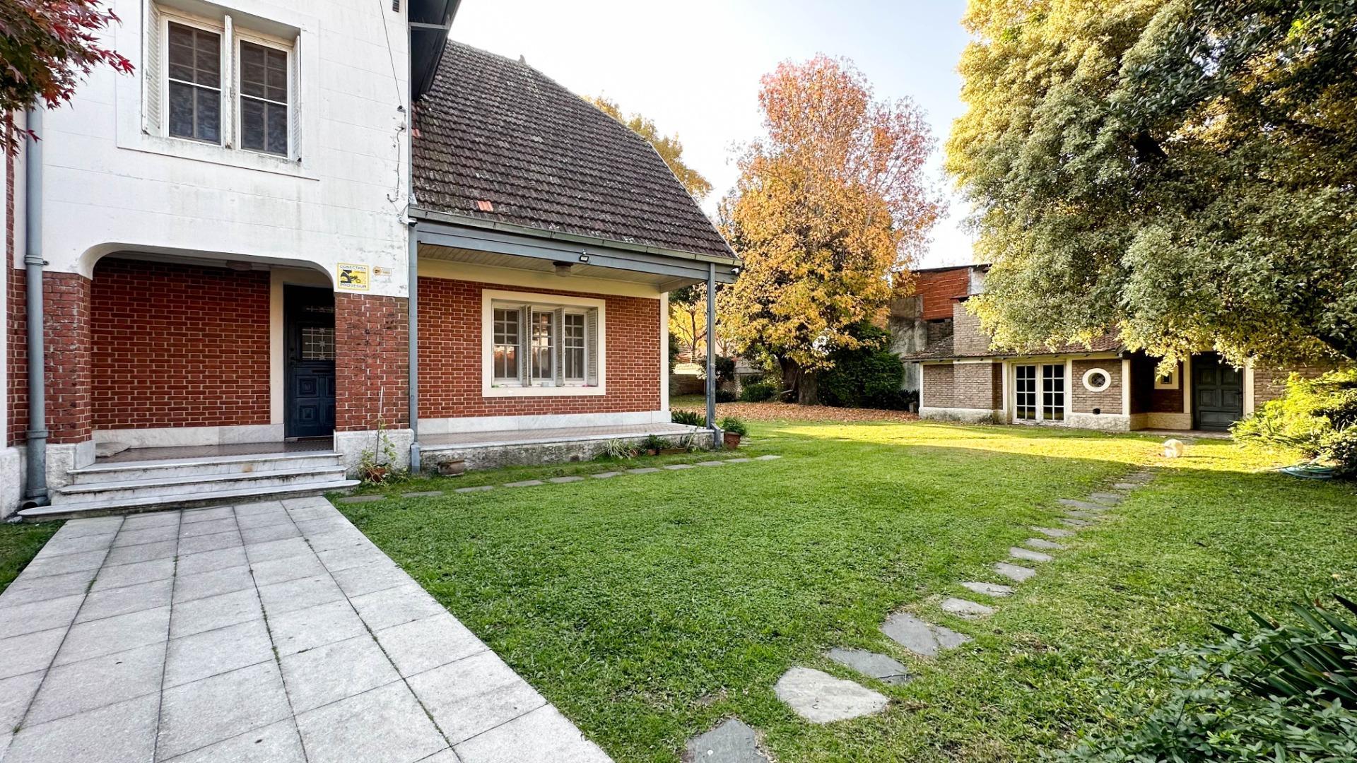 Venta Casa 7 ambientes estilo alemán pileta Martínez