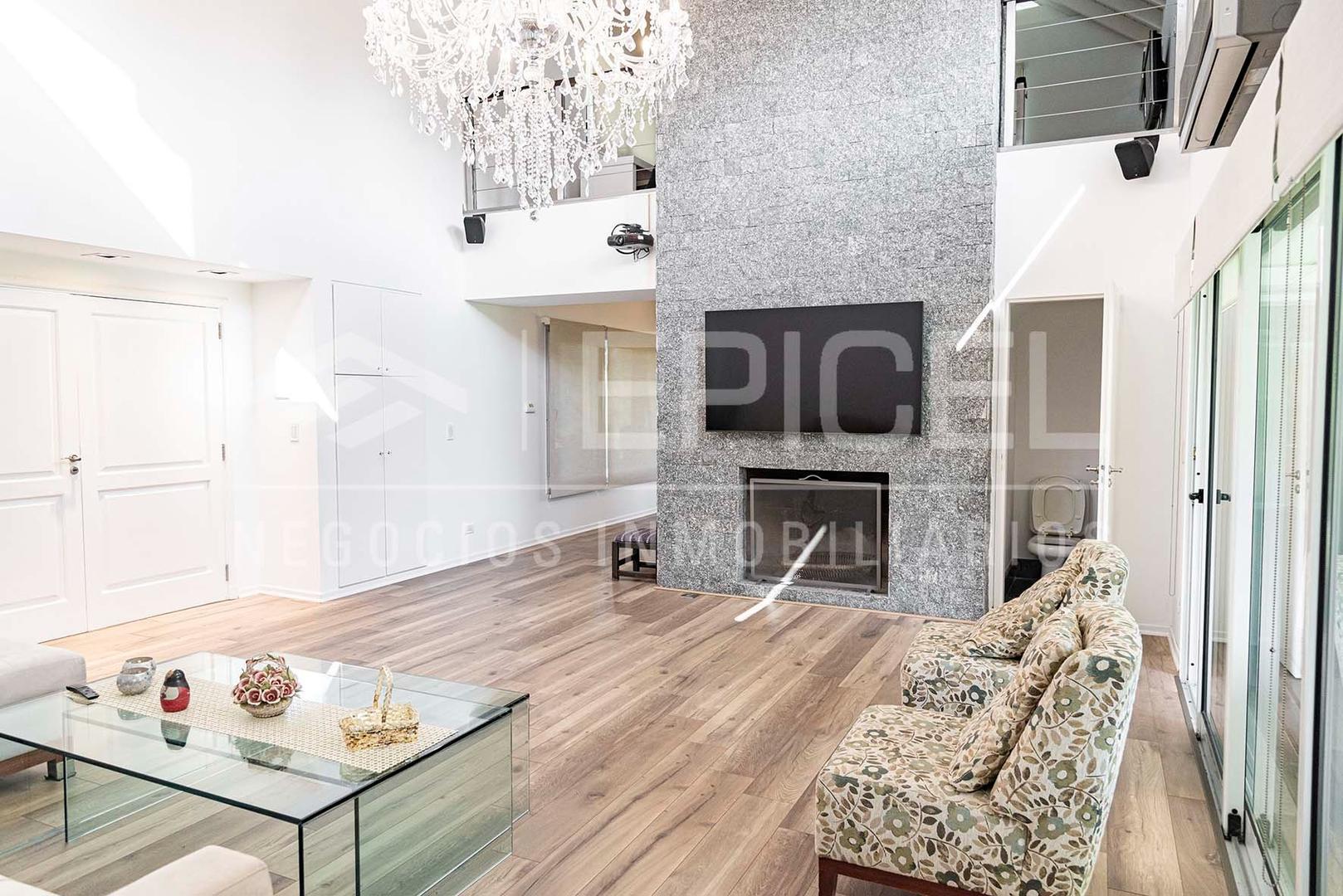 Casa en Venta con 2 cocheras