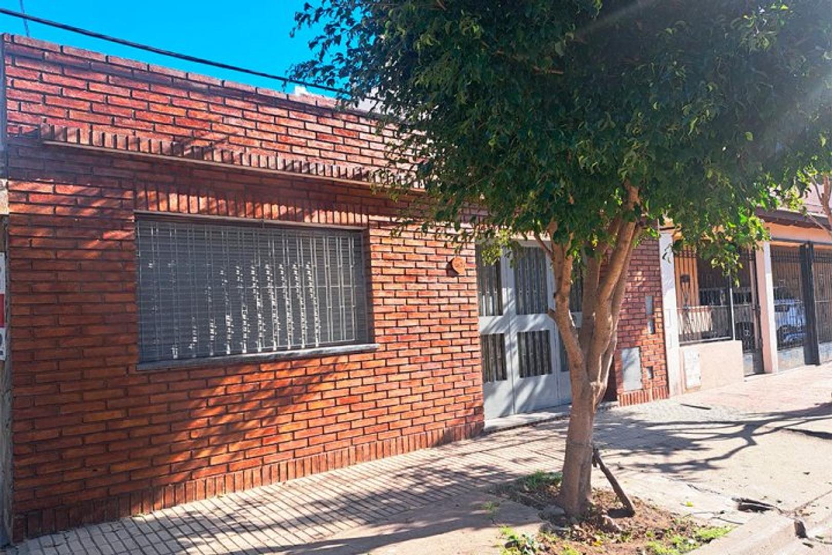 HERMOSA CASA DE 2 DORMITORIOS CON COCHERA A METROS DE AV. URIBURU