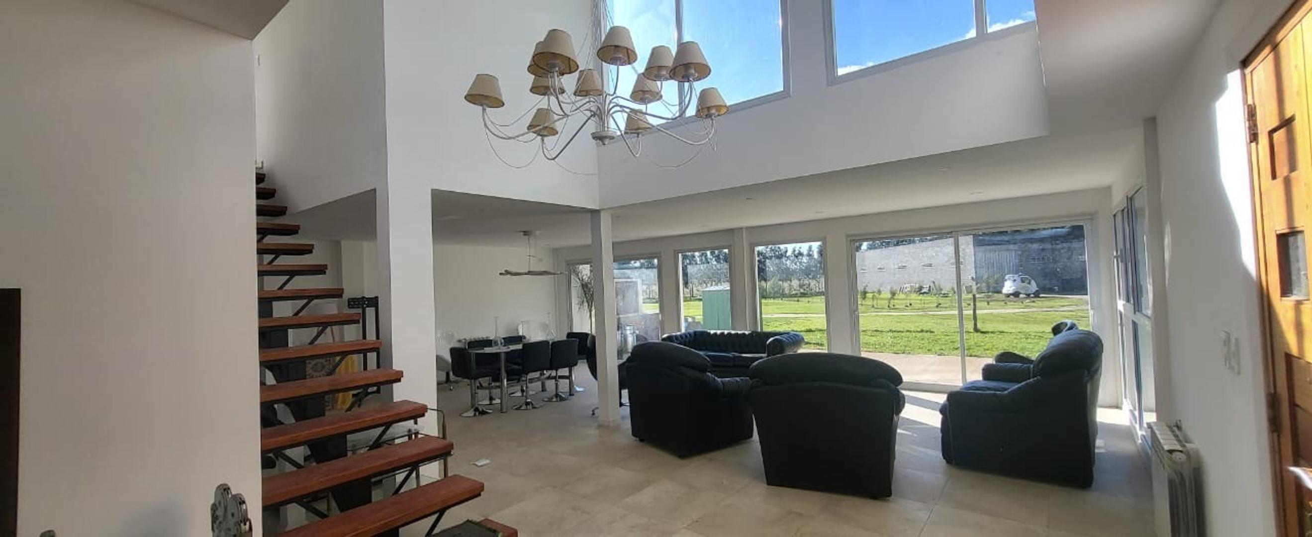 Moderna casa a estrenar en Tierras del Mar.