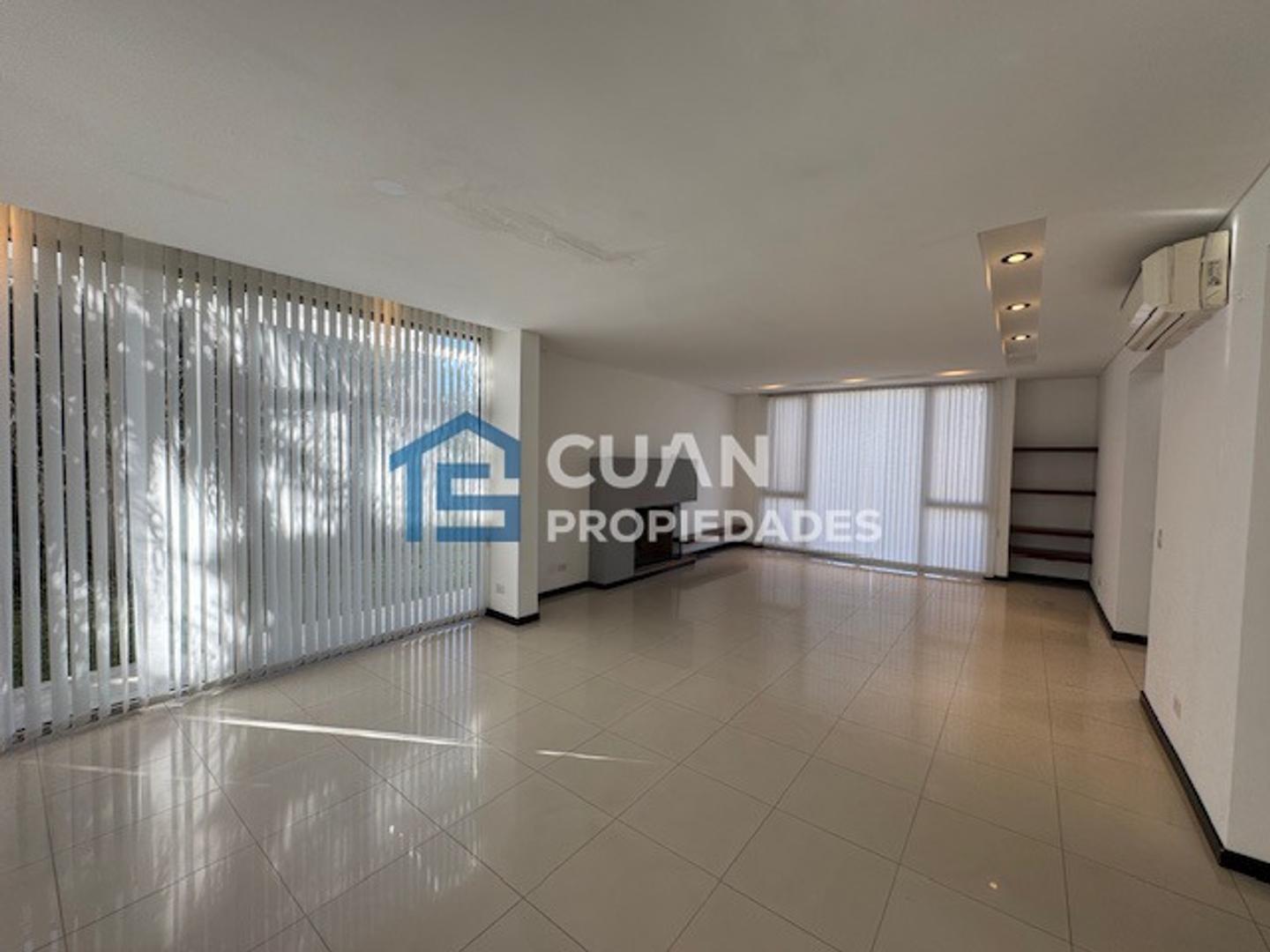 Casa en Alquiler con 4 cocheras