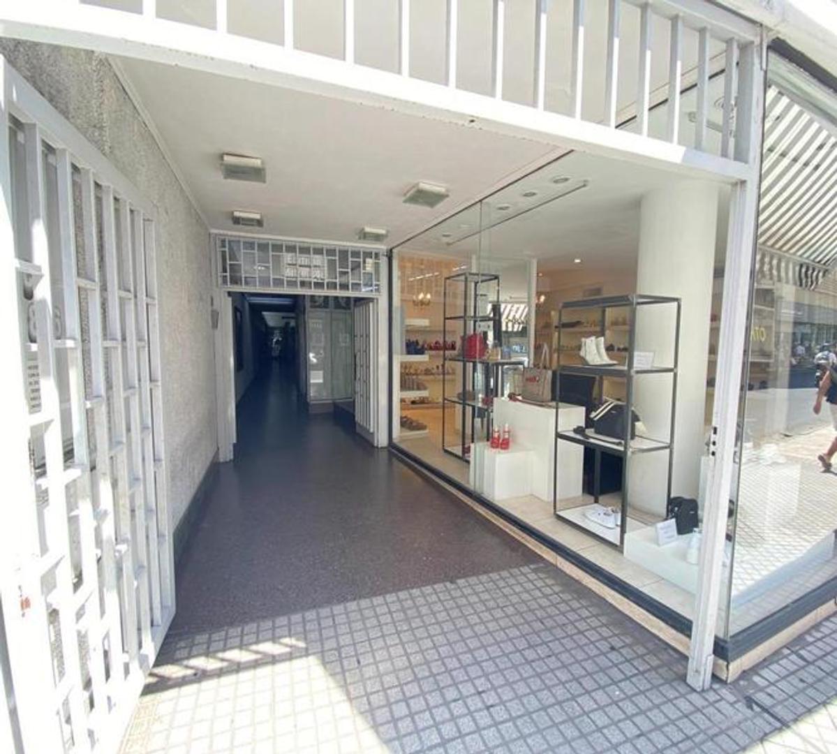 Oficina. Pleno centro. Recepción y privado. Bajas expensas