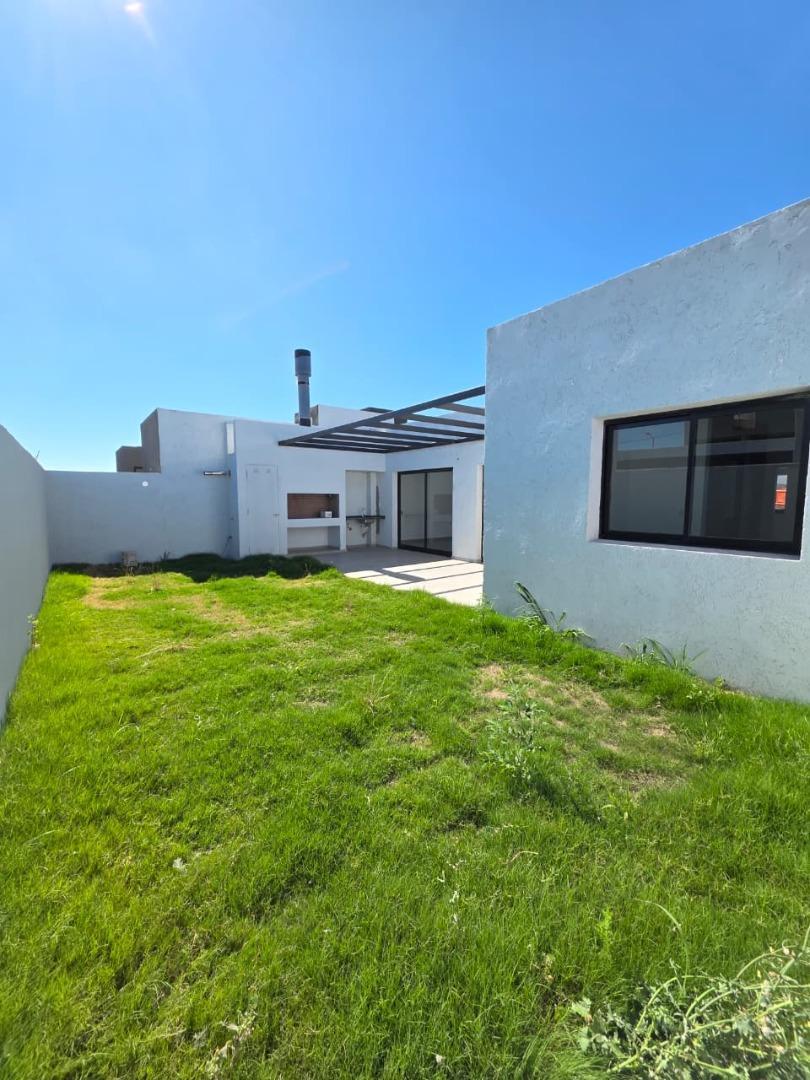 CASA 3 DORMITORIOS A ESTRENAR PATIO COCHERA 2 BAÑOS