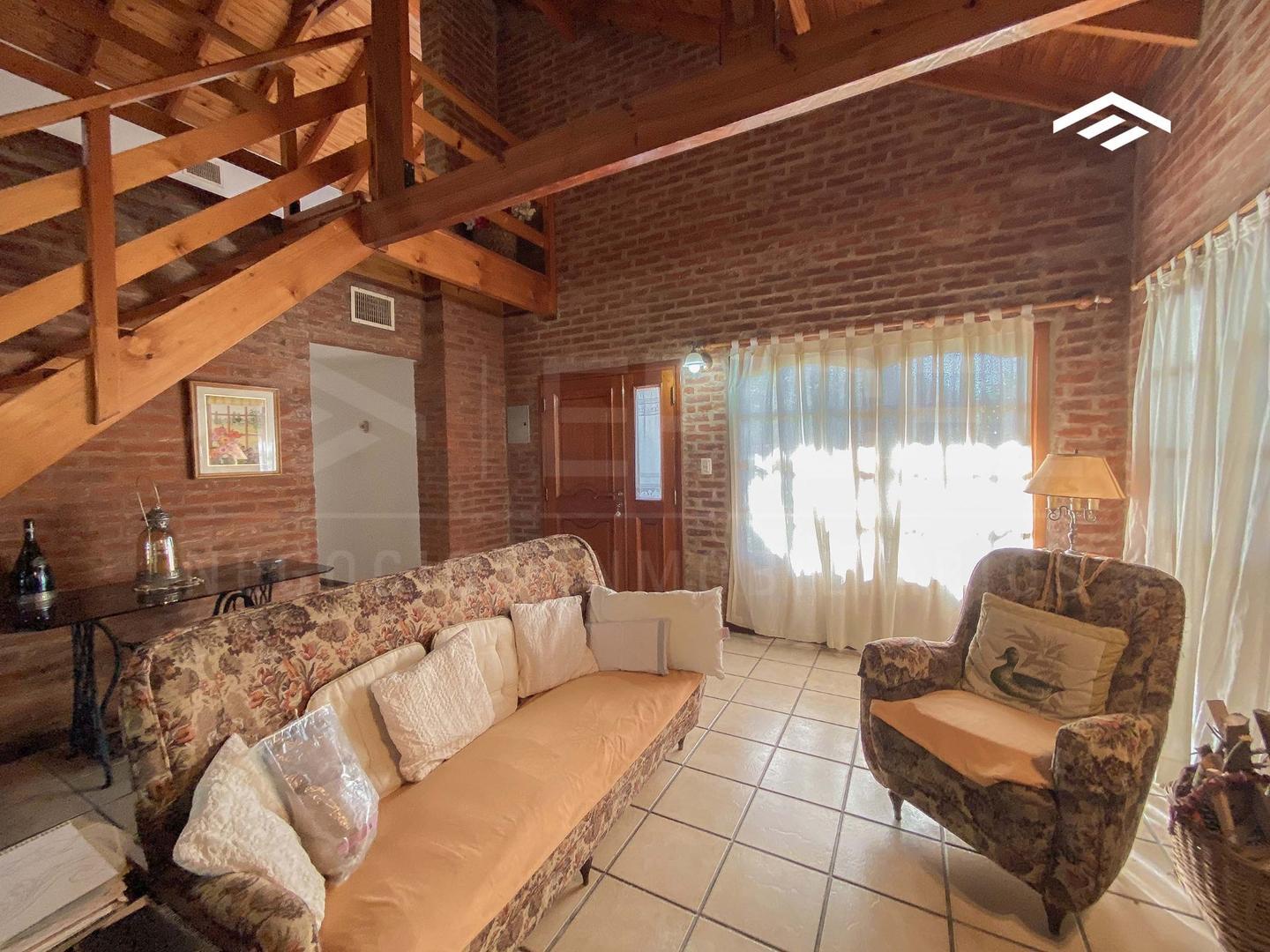 Casa 4 ambientes con 2 baños