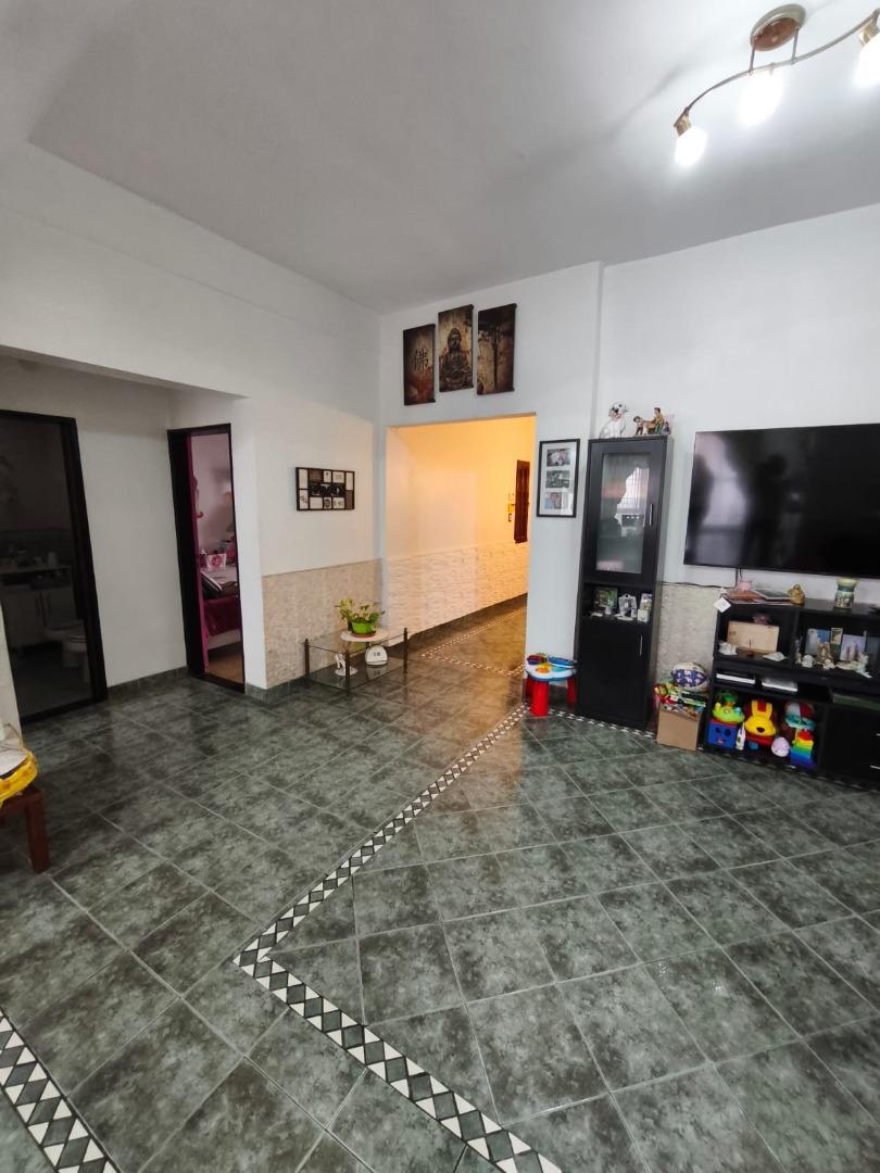 VENTA CASA 4 AMBIENTES CON DOBLE COCHERA Y PATIO