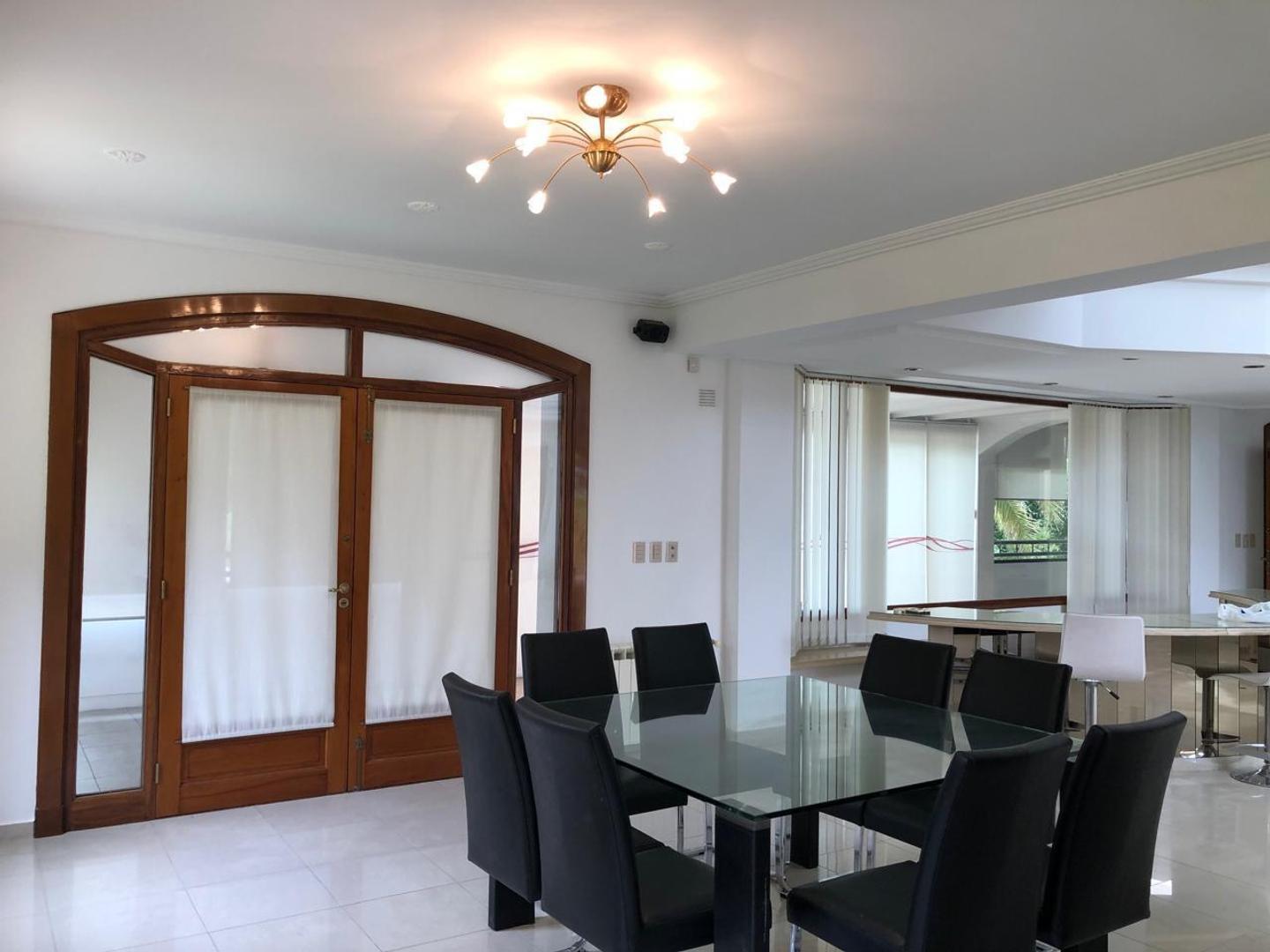 Casa en Alquiler con 4 cocheras