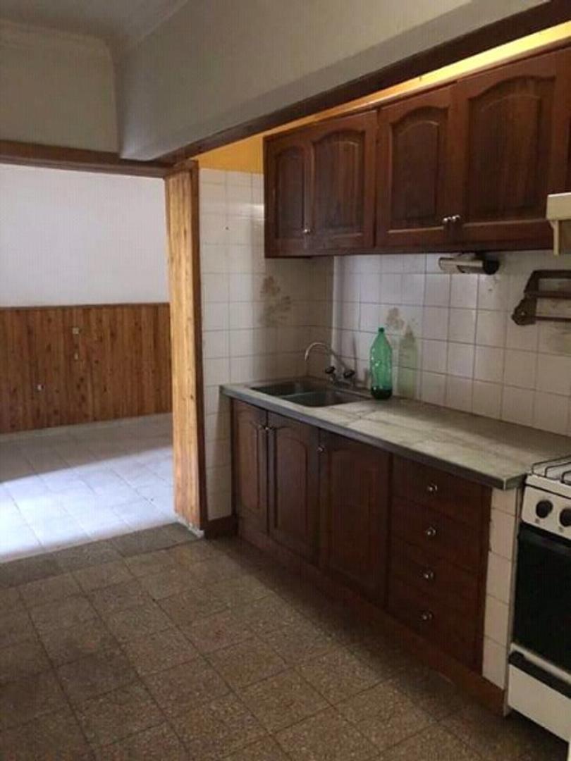 casa dos dormitorios con patio y garaje