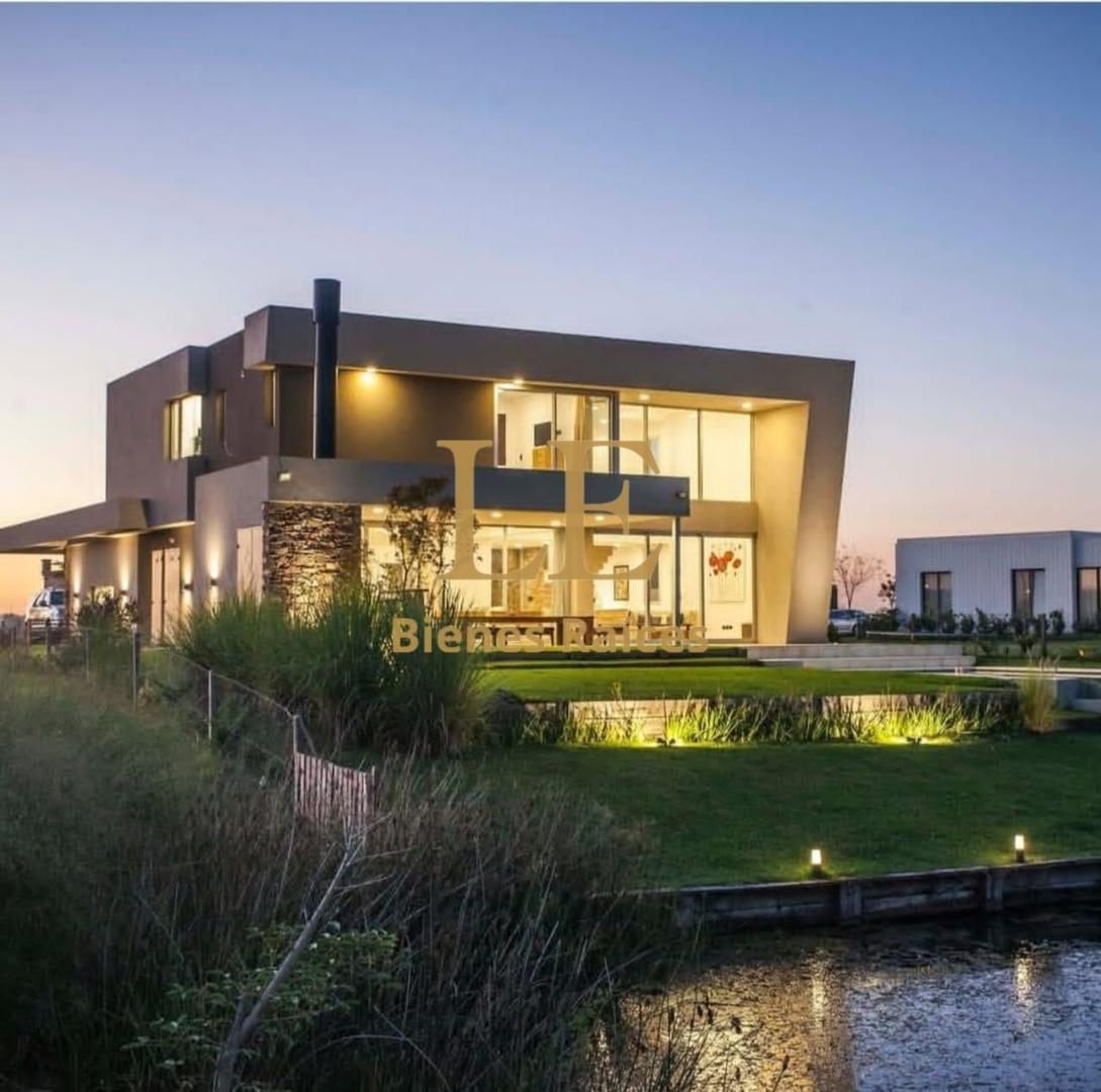 VENTA CASA CON PILETA A LAGUNA