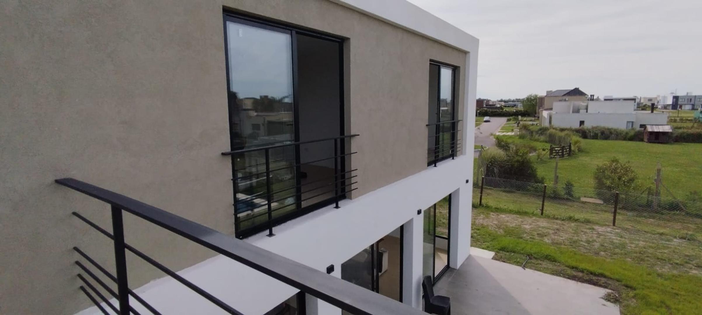 Casa en Venta con 4 cocheras