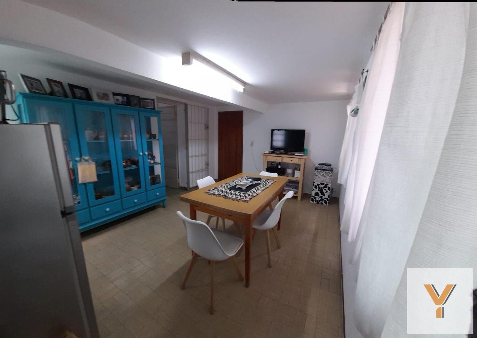 Casa en venta - 2 Dormitorios 1 Baño - 216Mts2 - Los Hornos