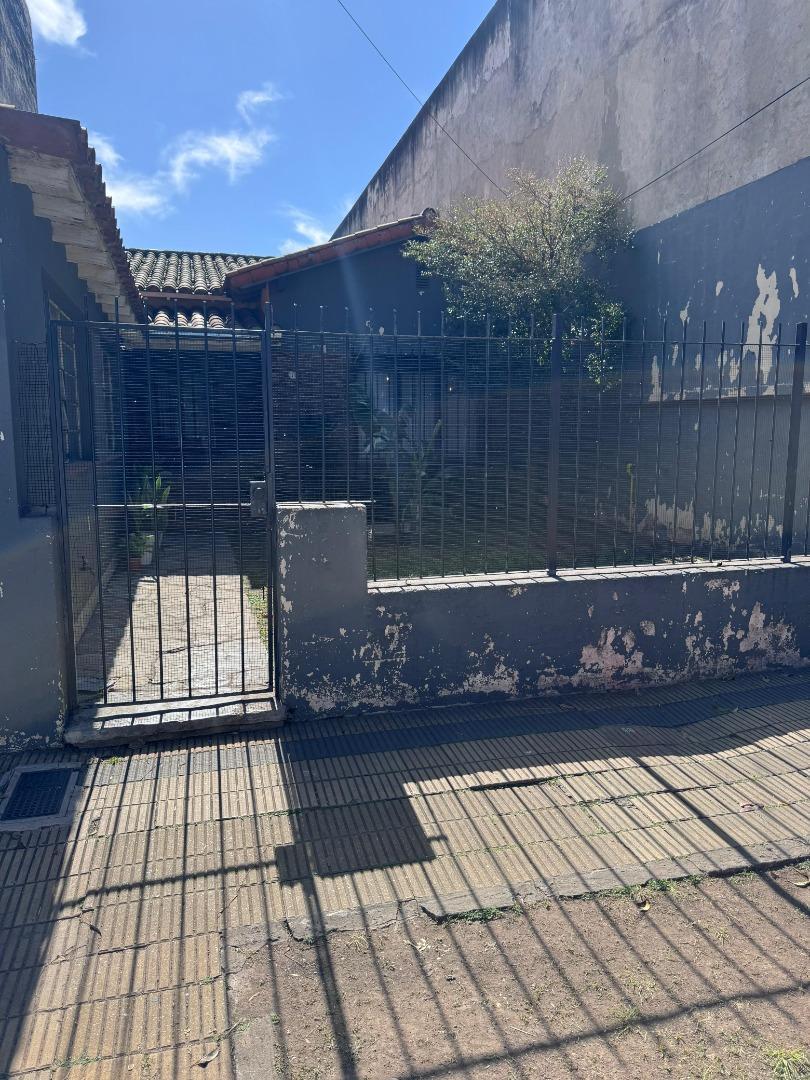 Casa 3 ambientes proxima a centro comercial