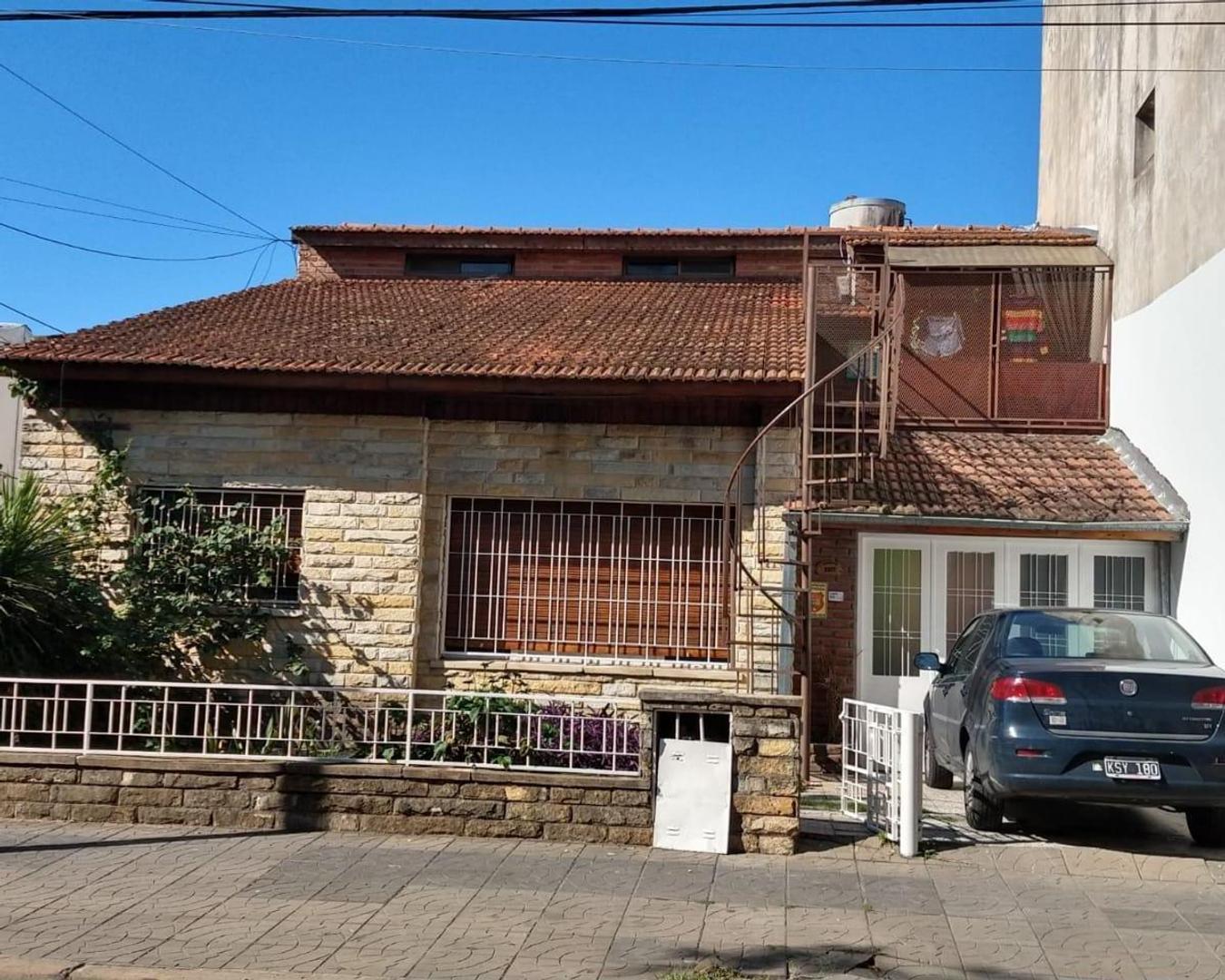 Chalet en lote propio de 4 ambientes c/cochera y fondo + dep