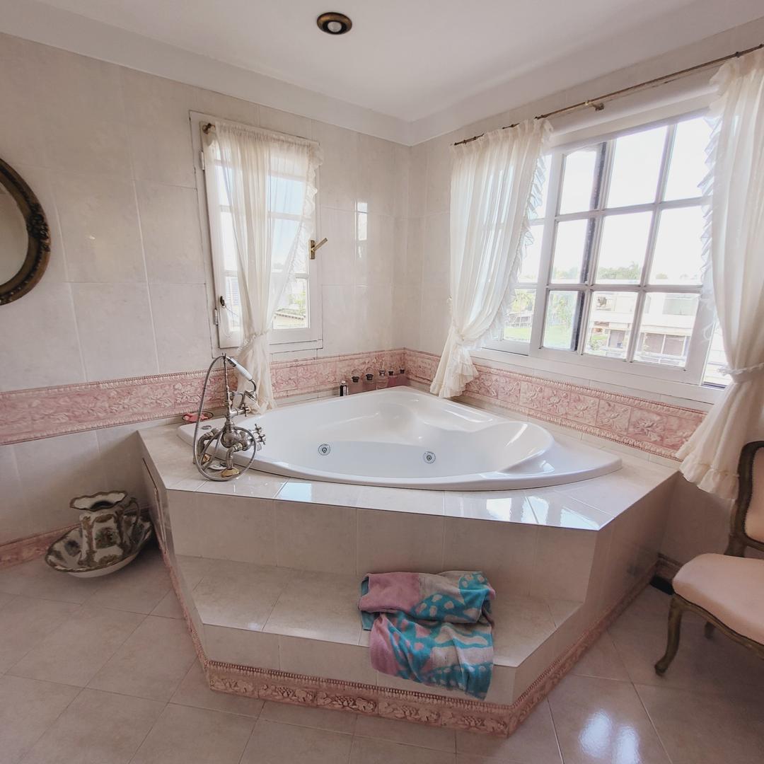 Casa en Alquiler con 4 cocheras