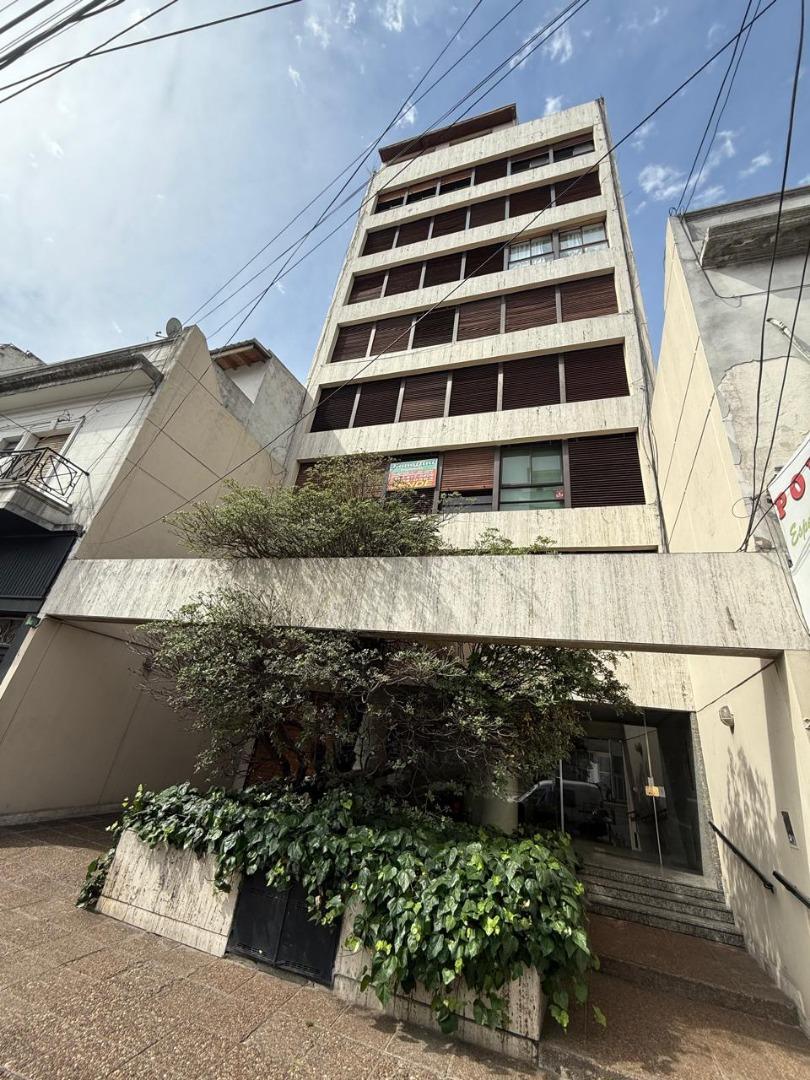 3 AMBIENTES EN EXCELENTE ESTADO AL FRENTE CON COCHERA