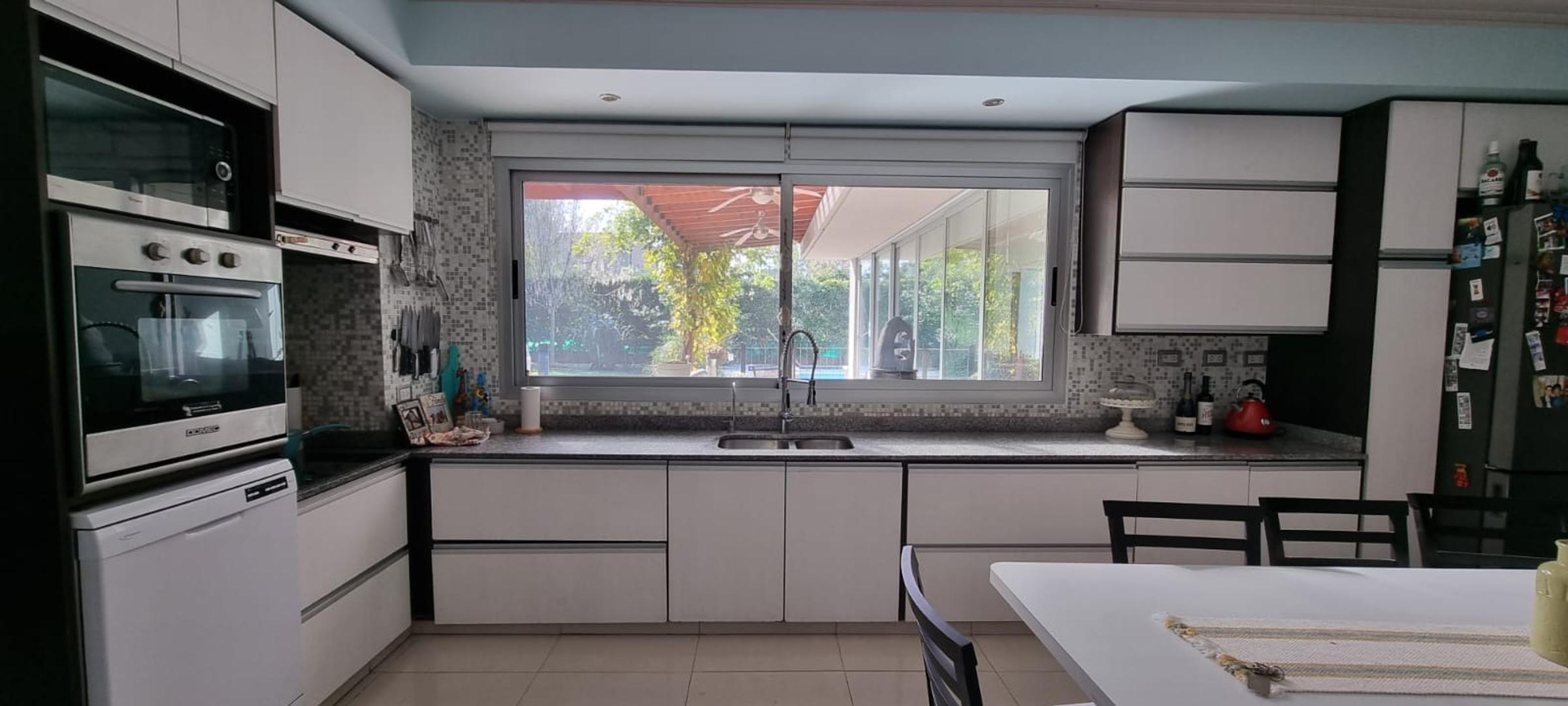 Casa 6 ambientes con 5 baños