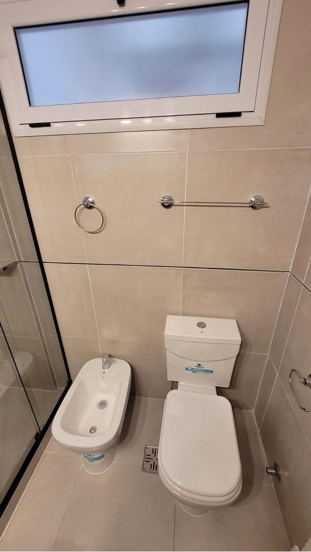 TRES AMBIENTES A LA CALLE  CON BALCON Y PATIO