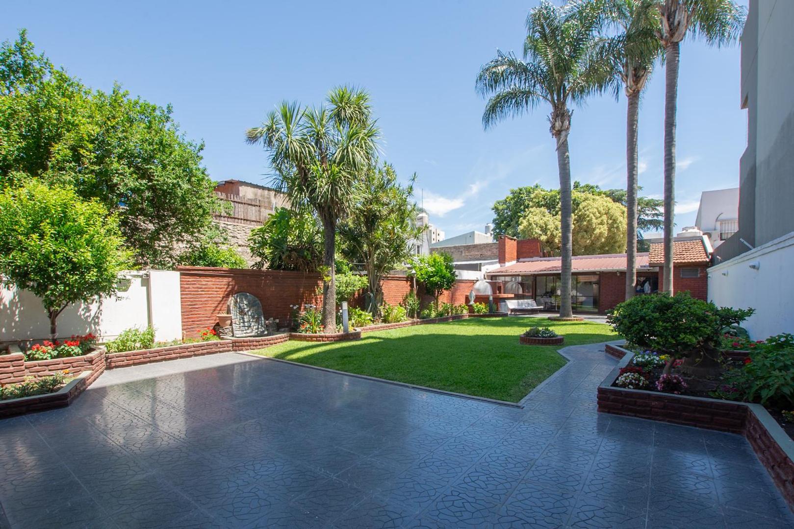 Espectacular casa de 4 ambientes con parque de 250 m2