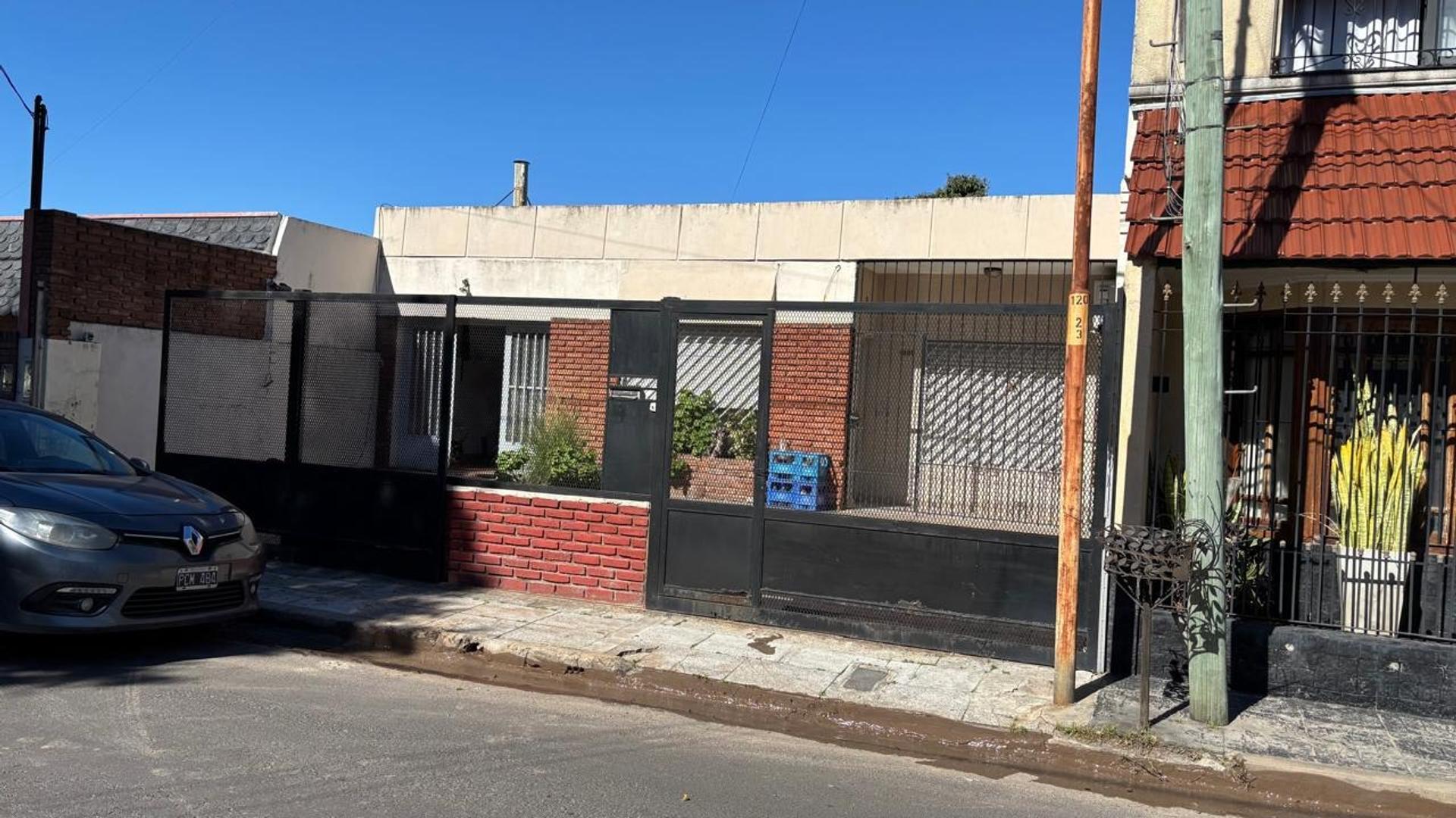 casa 4 ambientes venta Villa Luzuriaga