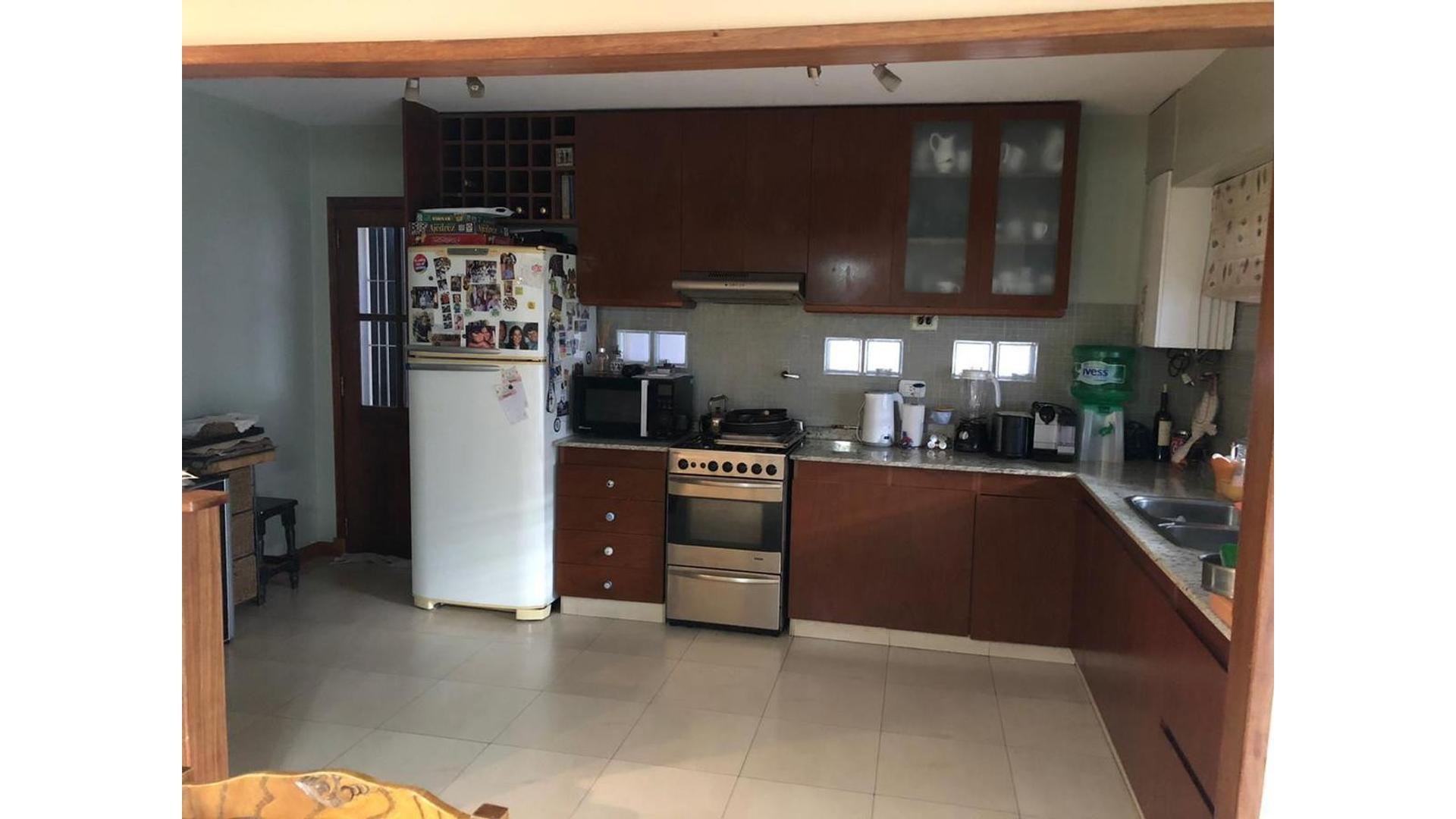 Casa 5 ambientes con 2 baños