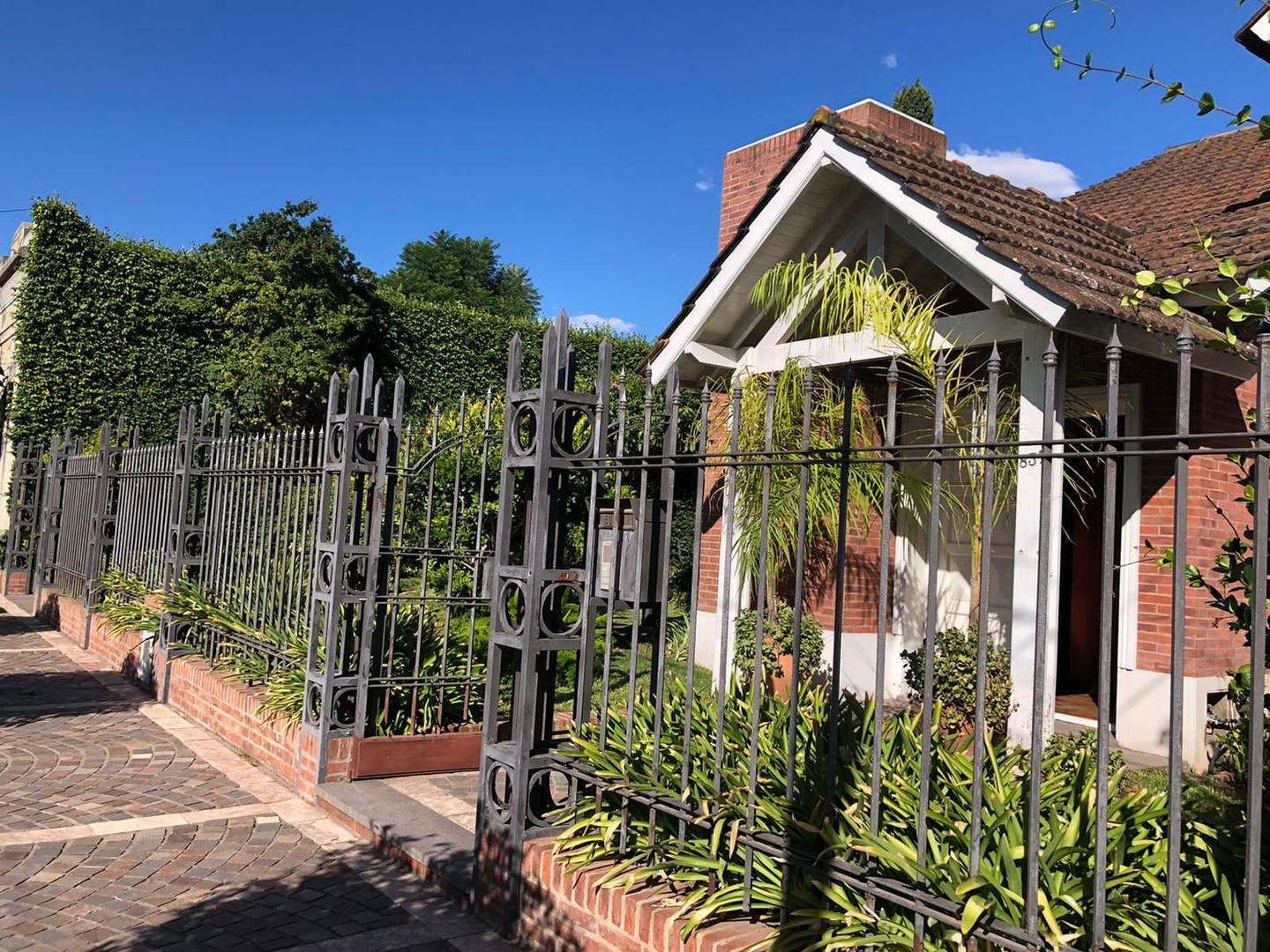Gran casa con pileta en zona céntrica - VALOR REBAJADO