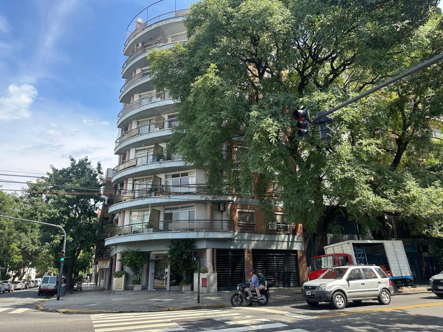 Departamento 3 amb y medio con balcón al frente