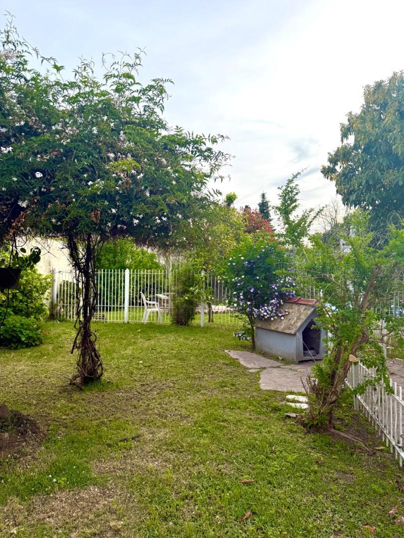 Casa 6 ambientes con 2 baños