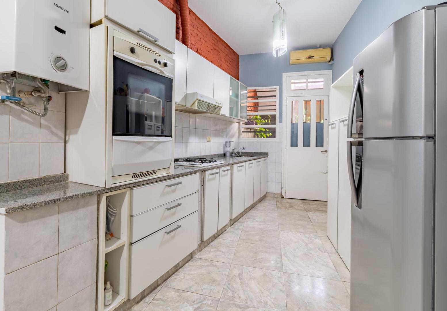 Casa 4 ambientes con 2 baños