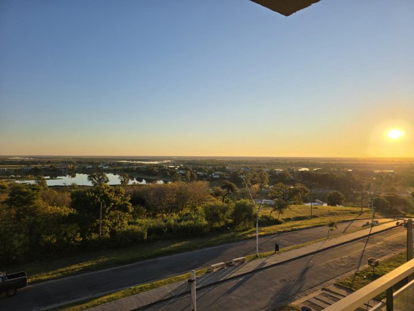 Departamento duplex, un dormitorio, con increible vista al rio y atardecer
