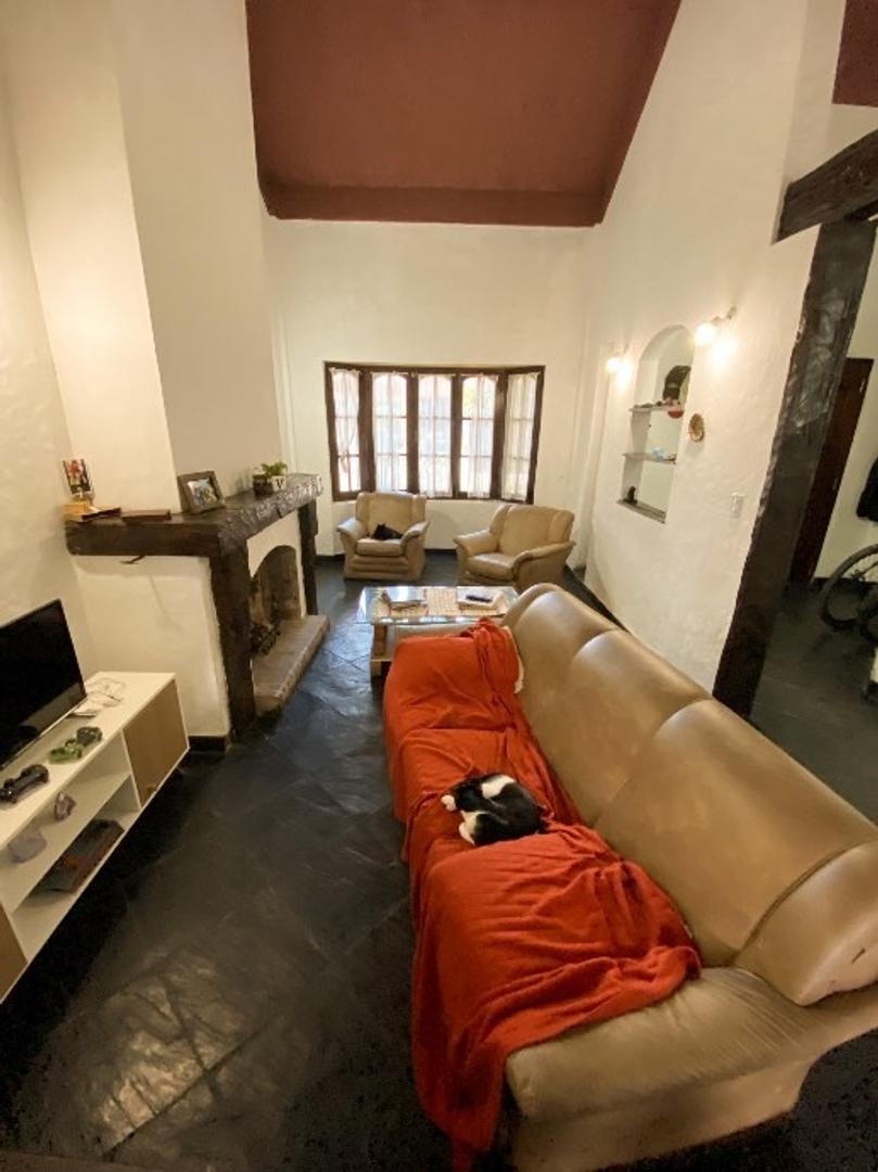 CASA EN EXCELENTE UBICACION LONGCHAMPS 