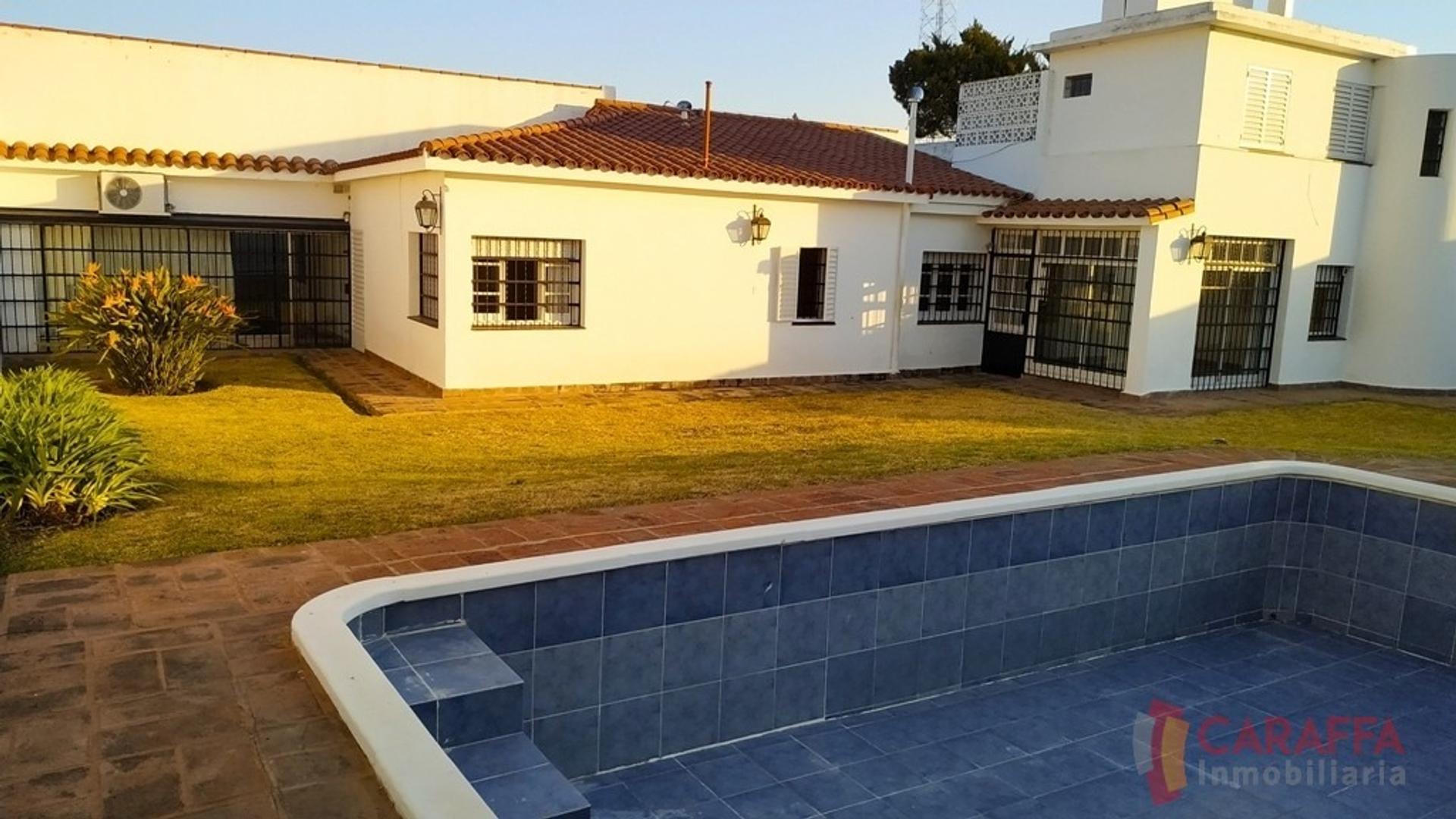 MAGNIFICA CASA DE 3 DORM Y 4 BAÑOS  Bº CERRO DE LAS ROSAS