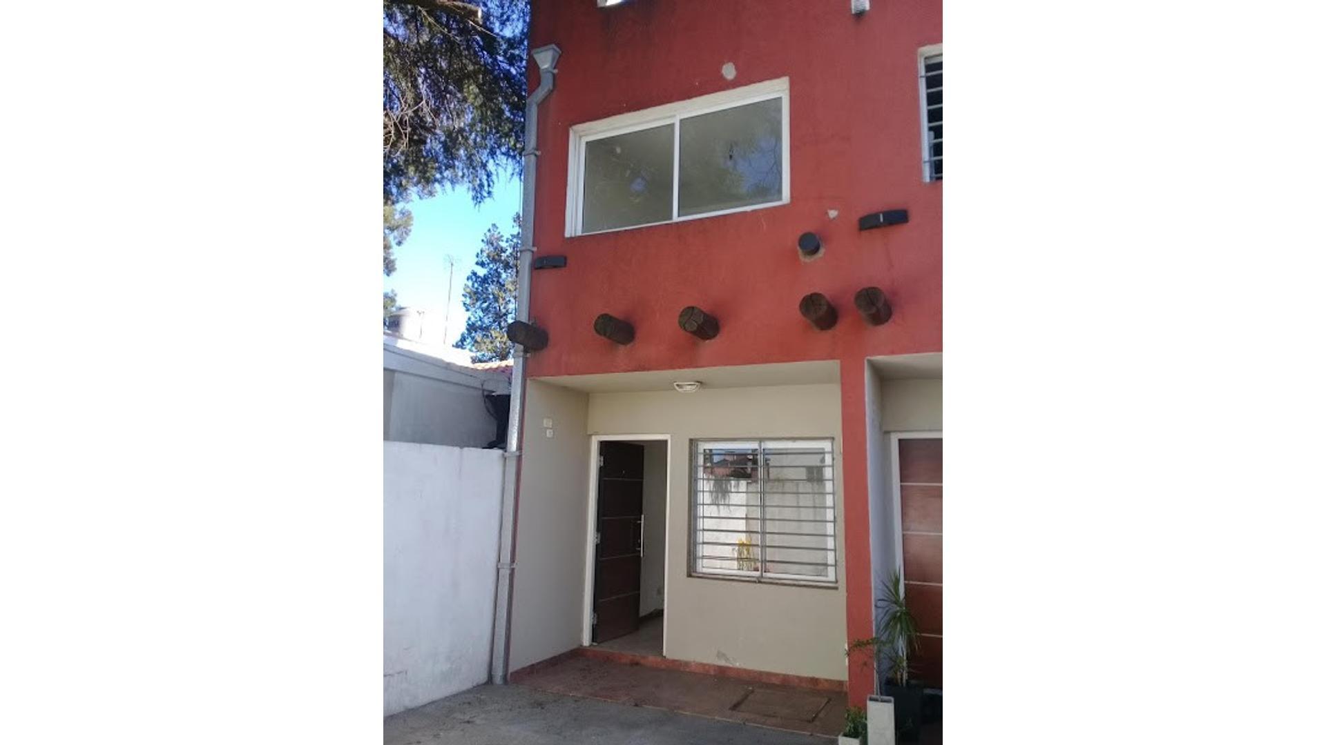 Alquiler Triplex, 4 ambientes, 2 baños, cochera.