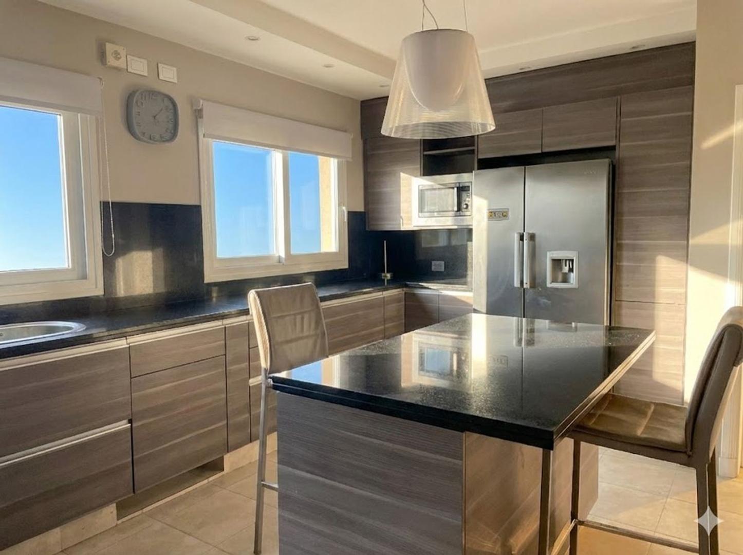 Casa en Venta con 4 cocheras