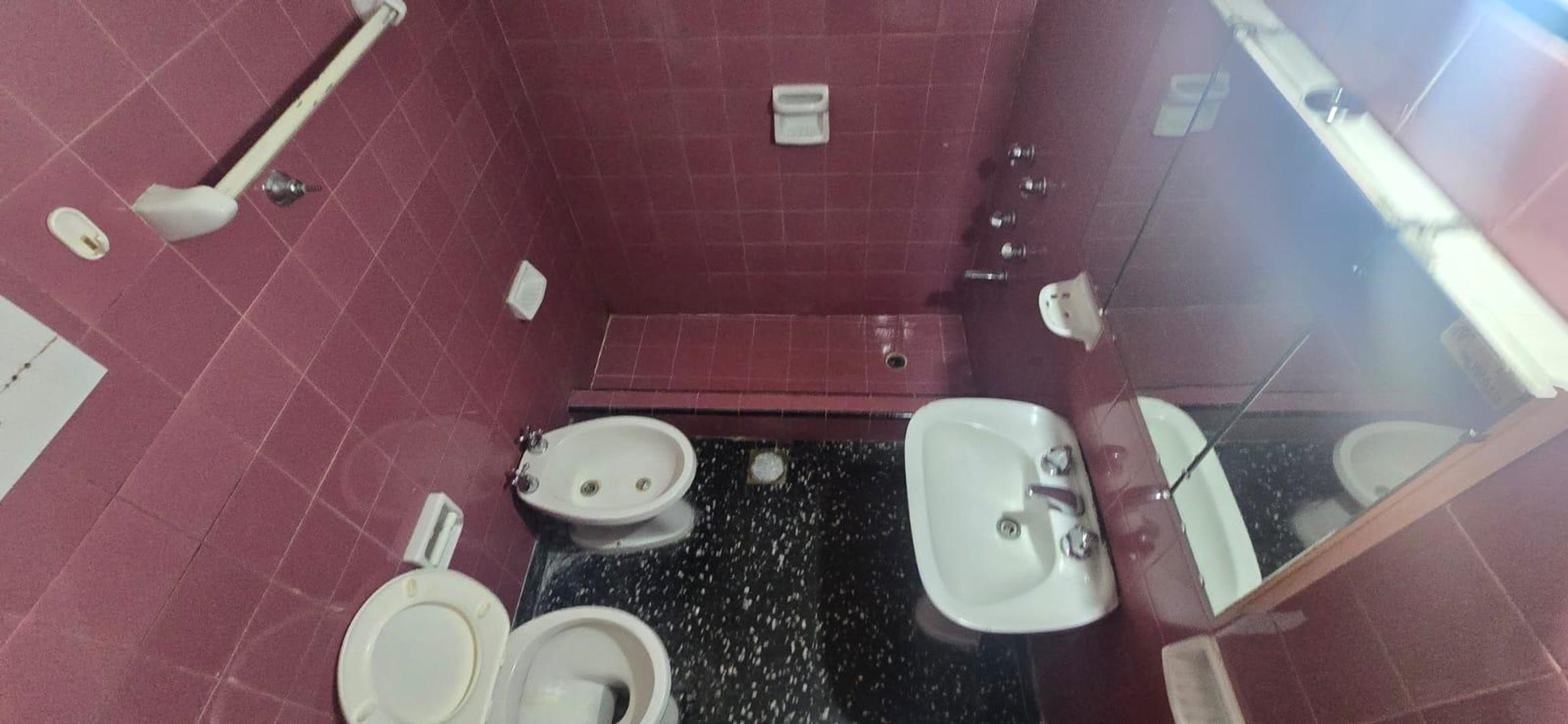 Casa en Alquiler con 2 cocheras