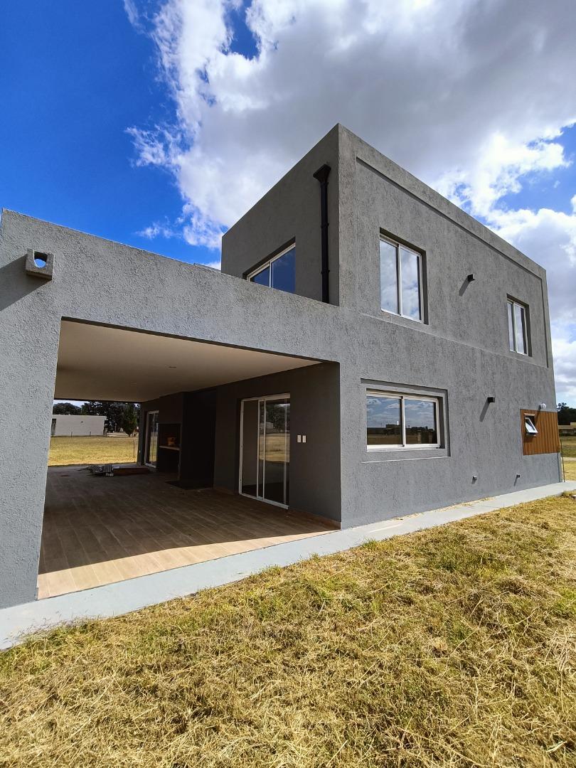 Casa en Venta con 3 cocheras