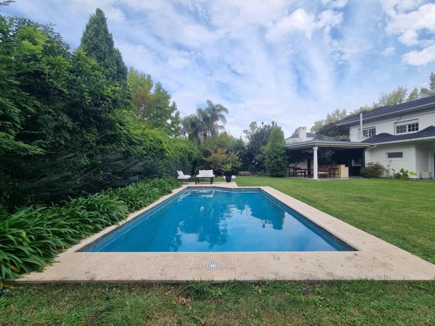 Casa en Venta con 4 cocheras