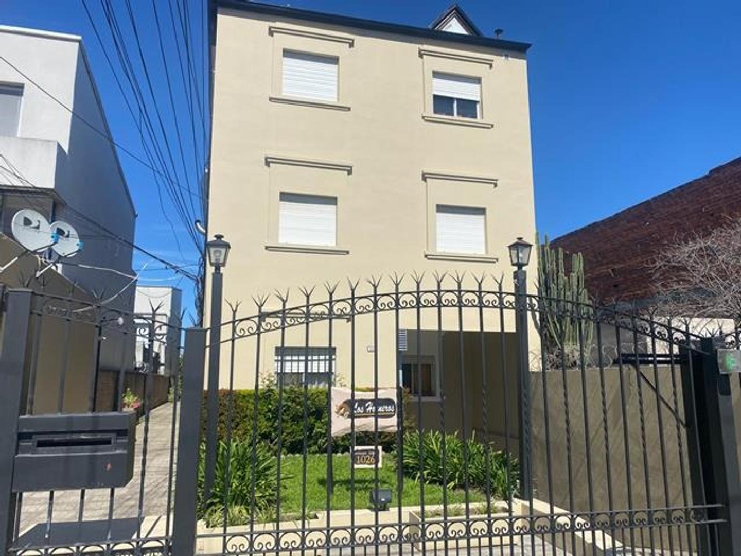 LUMINOSO DEPARTAMENTO,3 AMBIENTES,COCHERA, PILAR CENTRO