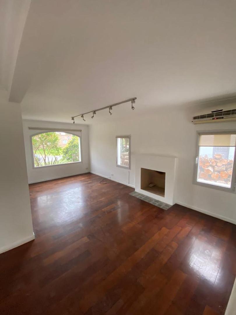 Casa en Alquiler con 2 cocheras