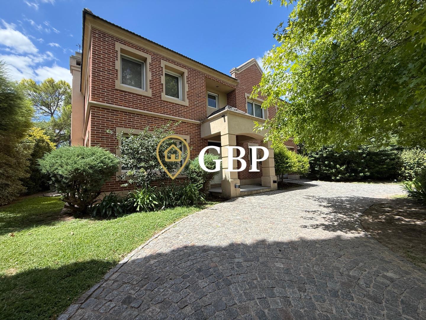 Casa 4 ambientes con 4 baños