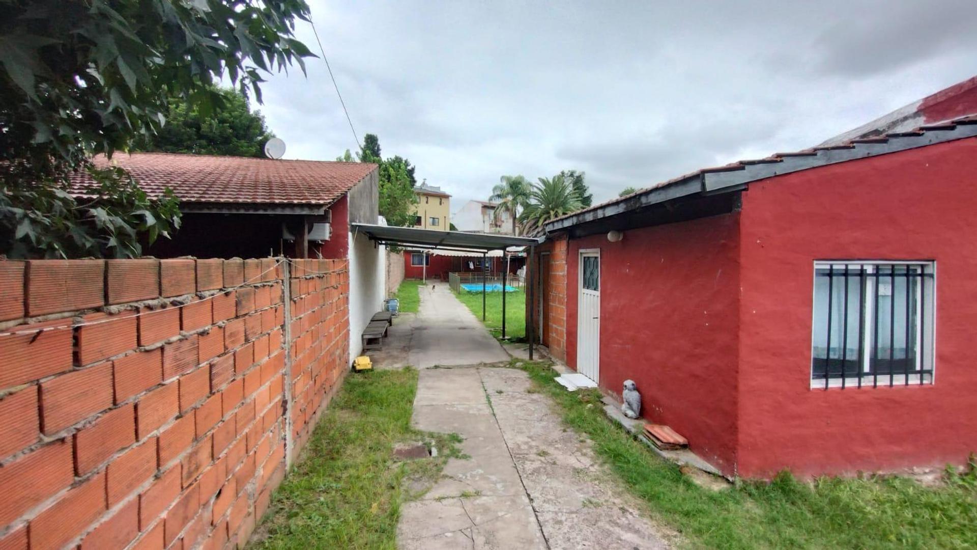 Lote de 40 x 10 con 2 Casas