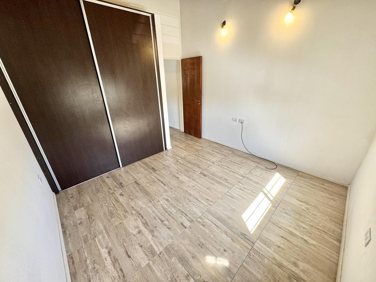 Dúplex 3 ambientes en muy buen estado.