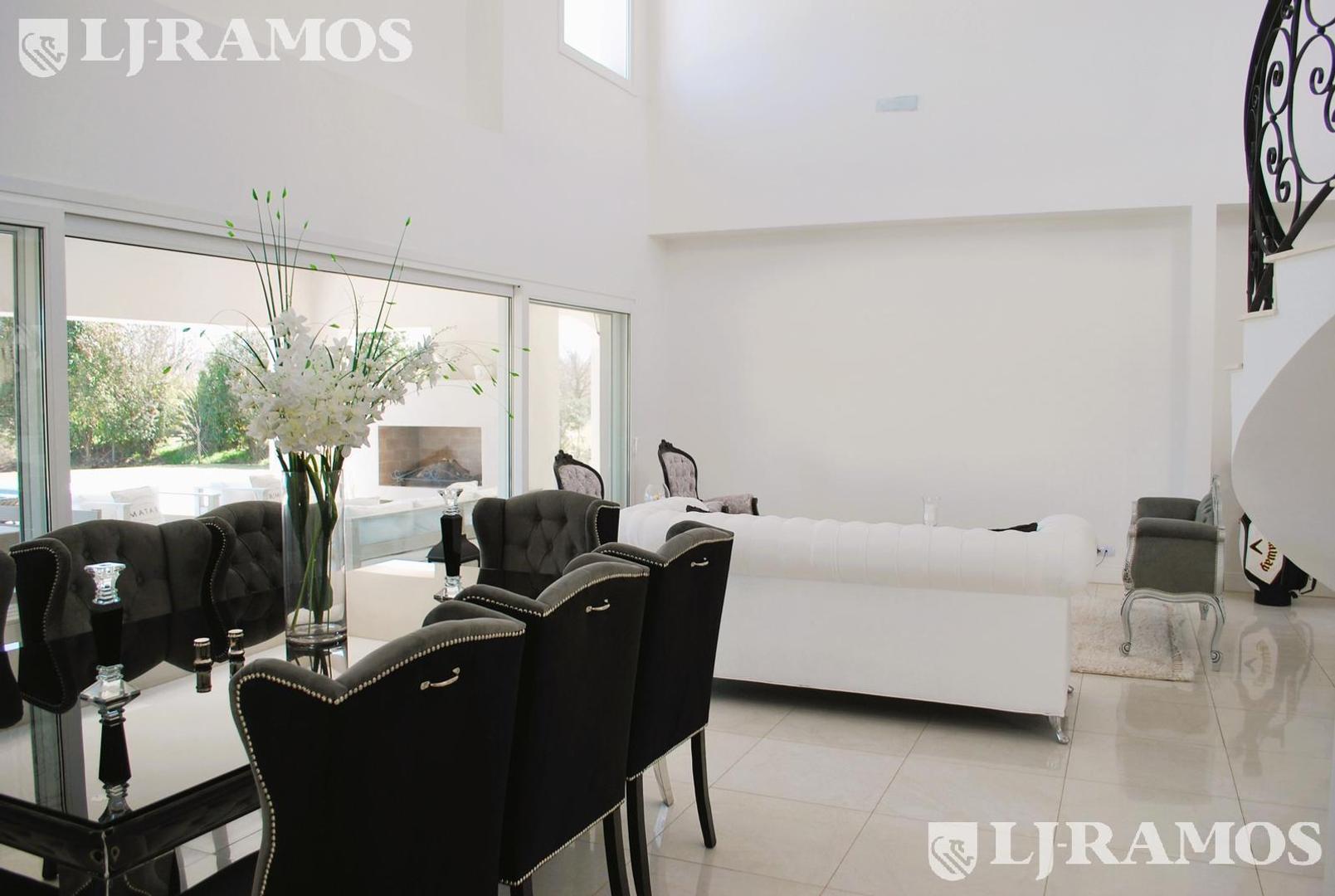 Casa en Venta con 2 cocheras