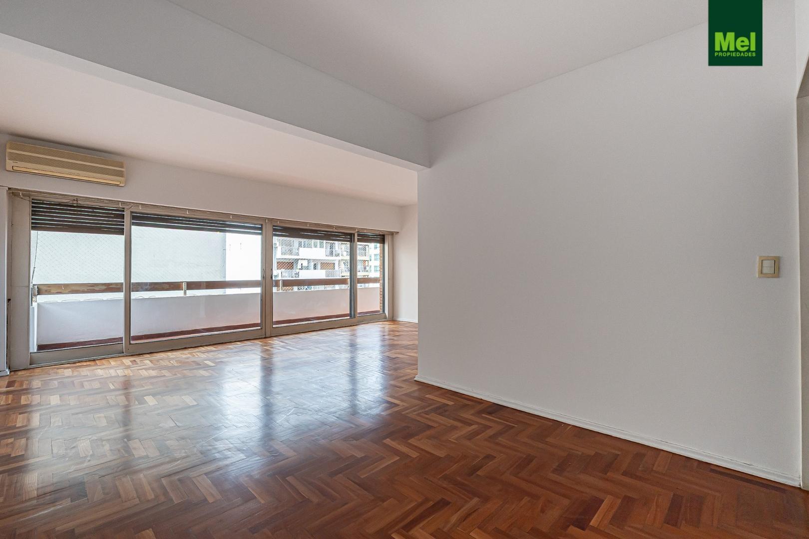 Excelente 3 ambientes, con dependencia y cochera.