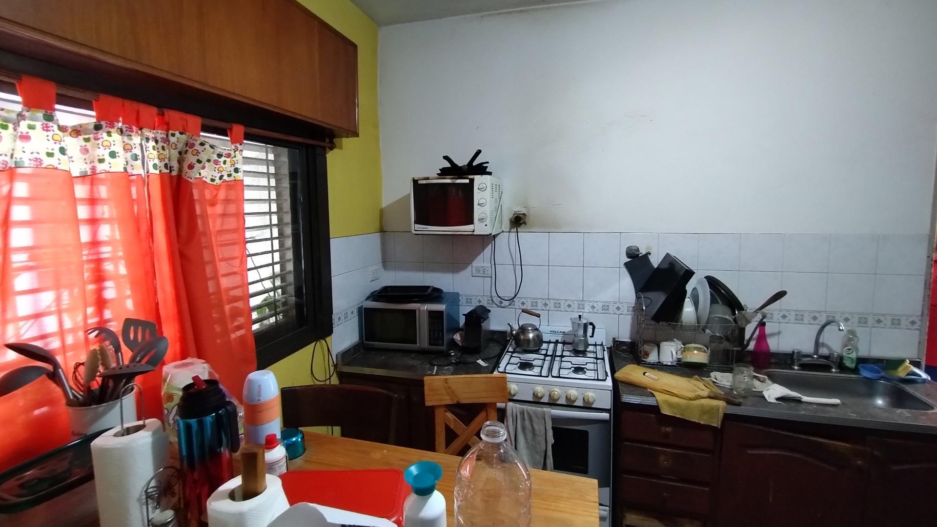 CASA A 200 MTS DE AV. CAGUAZU Y 200 MTS DE AV. ARMESTI