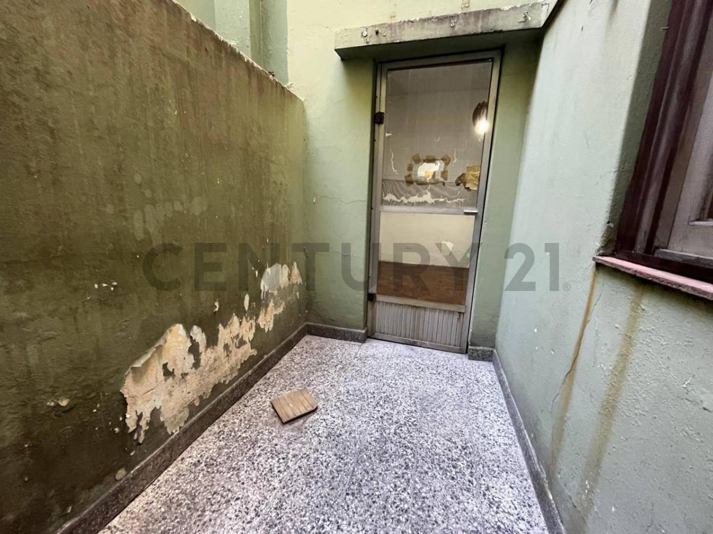 PH 3 AMB. en Planta Baja con 2 Patios - Excelente Ubicación, Sobre Av. Viamonte. Lanus Oeste.  APTO