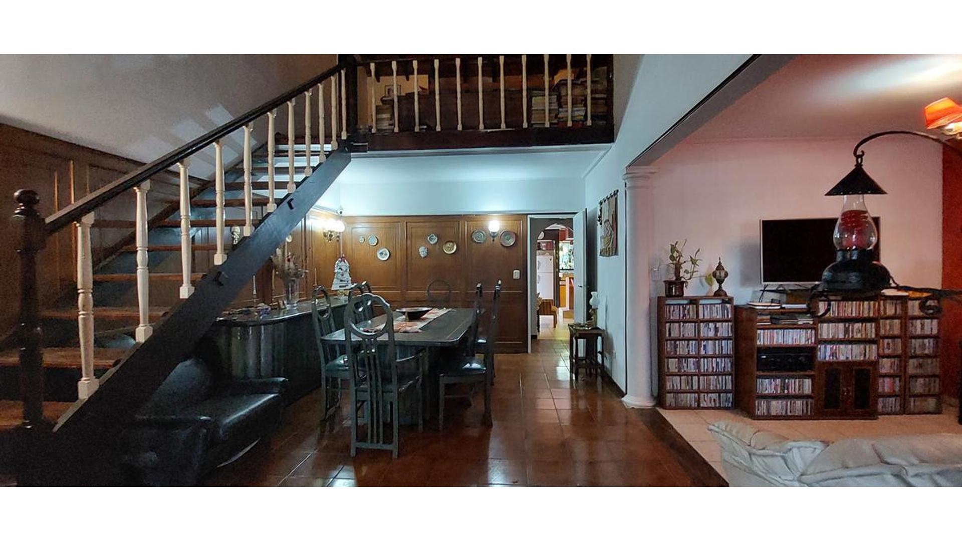 Casa en Venta con 2 cocheras