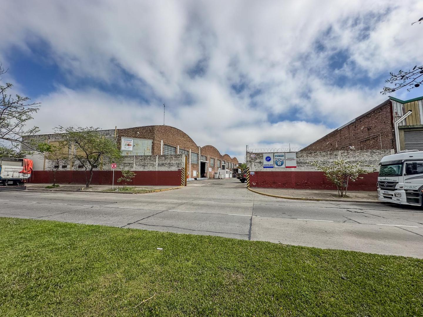 Galpon en Alquiler 2330m2 cubiertos  Playa de maniobras 1700m2 - Villa Soldati