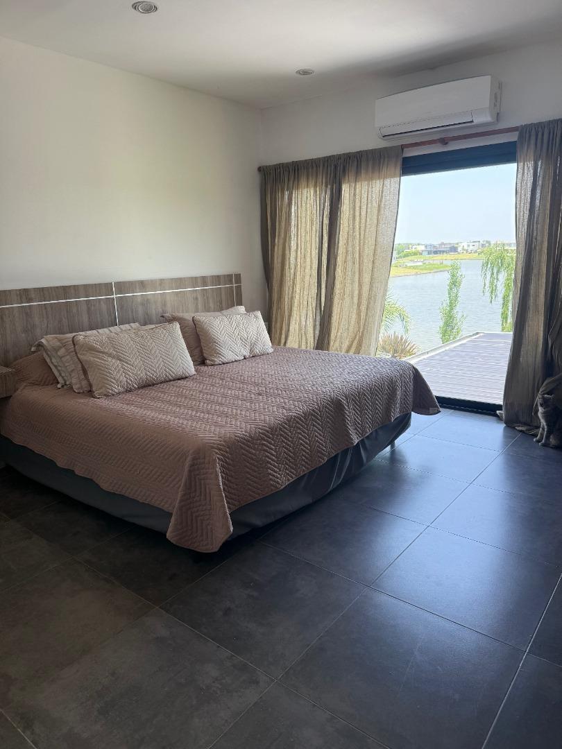 Casa 5 ambientes con 4 baños