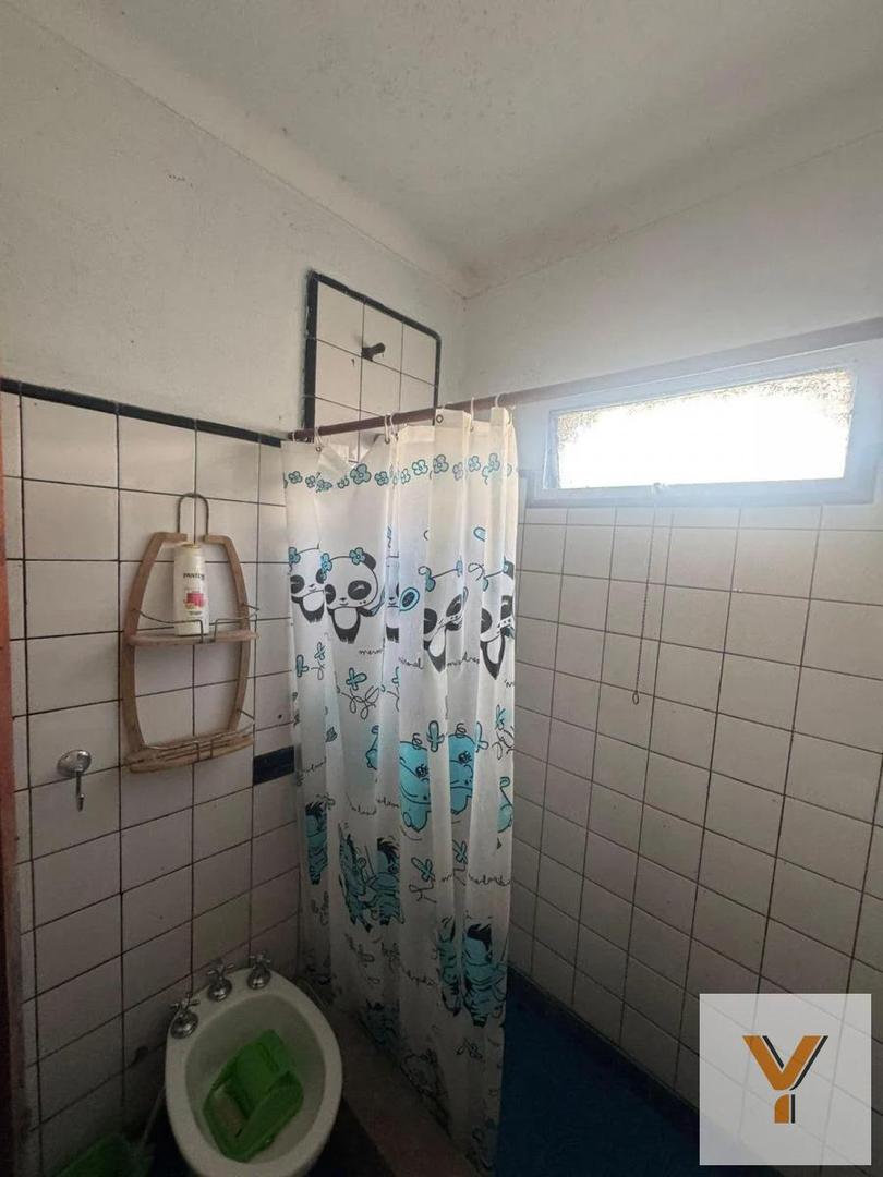 Casa en venta - 2 Dormitorios 2 Baños -  Local - 300Mts2 - Los Hornos, La Plata