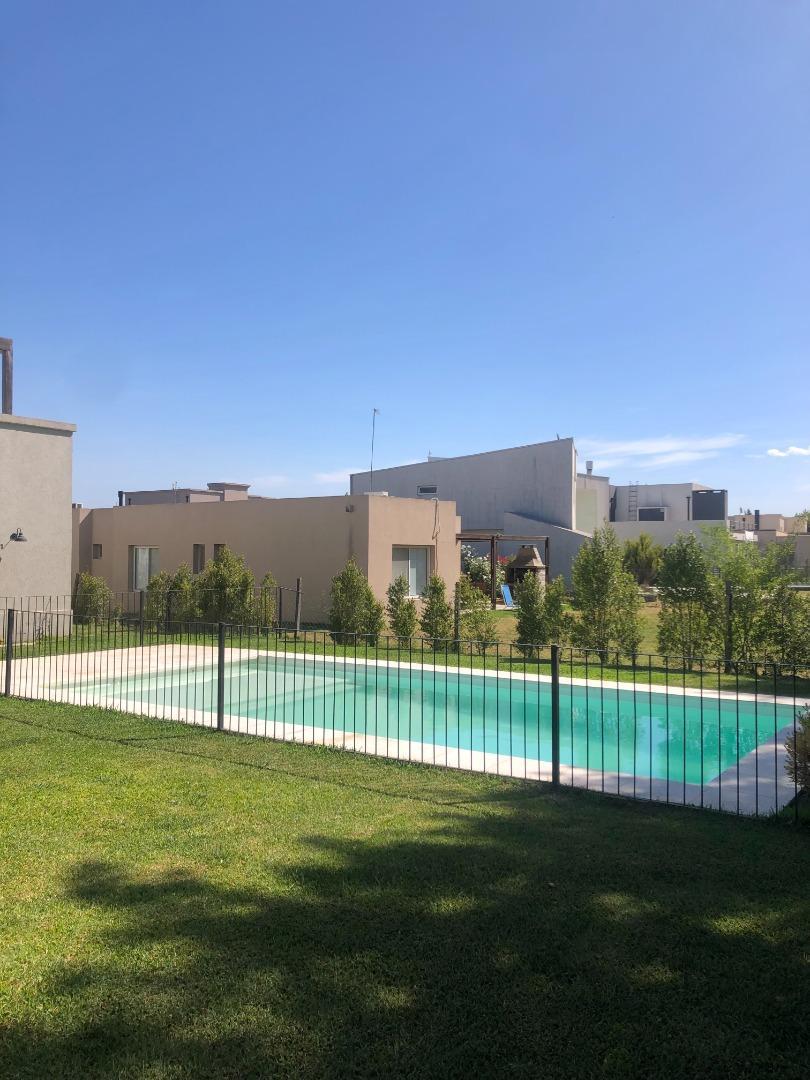 Casa en Alquiler con 3 cocheras