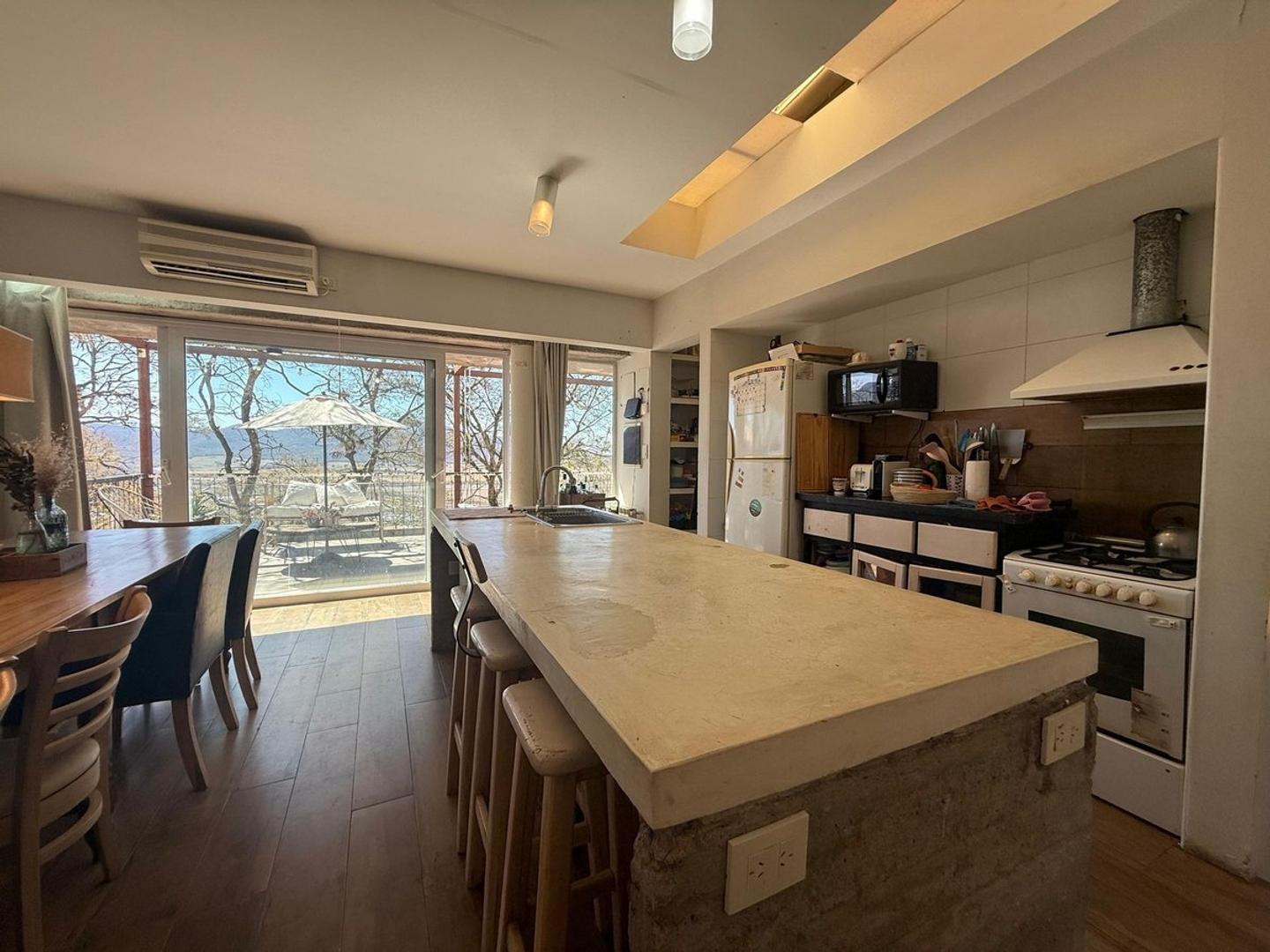 Casa 4 ambientes con 2 baños